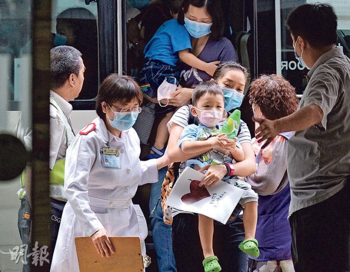 政府昨繼續安排啟晴邨及葵聯邨居民驗血,房屋署早上派專車接送葵聯邨居民至瑪嘉烈醫院驗血,不少家長帶同子女到場。(蘇智鑫攝) 政府昨繼續安排啟晴邨及葵聯邨居民驗血,房屋署早上派專車接送葵聯邨居民至瑪嘉烈醫院驗血,不少家長帶同子女到場。(蘇智鑫攝)