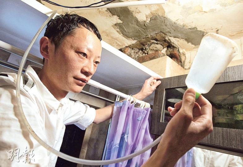 山翠苑業主方先生自製漏斗及喉管,置於滲水位置,接收污水。(李澤彤攝) 山翠苑業主方先生自製漏斗及喉管,置於滲水位置,接收污水。(李澤彤攝)