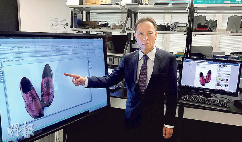 海關版權及商標科技罪案調查組指揮官方永佳示範「網迅系統」,在右面的facebook張貼文章模擬出售侵權皮鞋,左邊的「網迅系統」立即偵測出該帖文,並以警報通知關員。(張煒明攝) 海關版權及商標科技罪案調查組指揮官方永佳示範「網迅系統」,在右面的facebook張貼文章模擬出售侵權皮鞋,左邊的「網迅系統」立即偵測出該帖文,並以警報通知關員。(張煒明攝)