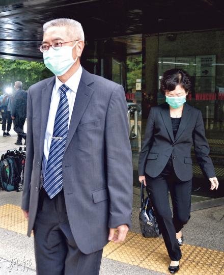 辯方求情稱,自爆騙房津的梁潮炳(左)日後極有機會失去工作與公積金。其妻羅碧嫻(右)則獲撤控。(蘇智鑫攝) 辯方求情稱,自爆騙房津的梁潮炳(左)日後極有機會失去工作與公積金。其妻羅碧嫻(右)則獲撤控。(蘇智鑫攝)