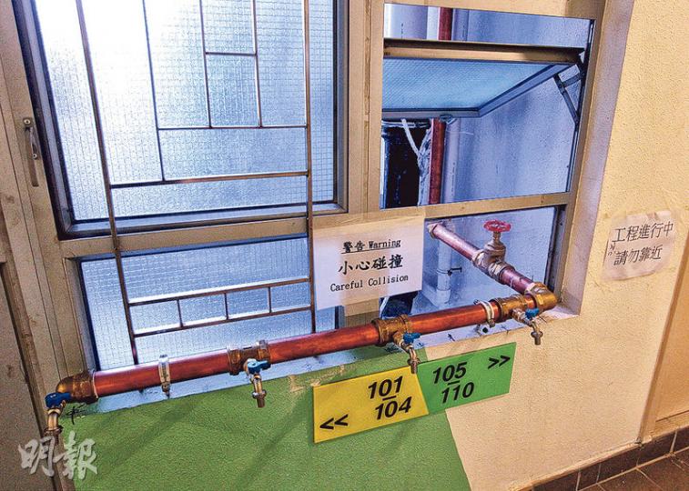 啟晴邨承建商中國建築正在啟晴邨搭建臨時供水系統,從天台水箱接駁至各樓層,方便居民取水,其中悅晴樓1樓已安裝水龍頭,但仍未可供水。(李澤彤攝) 啟晴邨承建商中國建築正在啟晴邨搭建臨時供水系統,從天台水箱接駁至各樓層,方便居民取水,其中悅晴樓1樓已安裝水龍頭,但仍未可供水。(李澤彤攝)