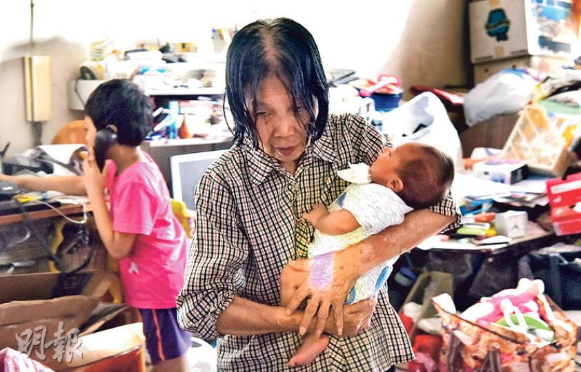 失去孫兒還未走出陰霾的蘇婆婆,昨日一臉愁容,繼續照顧兩名孫兒,但仍為其子講好說話。(賴俊傑攝)猝死男嬰的父親(右)及疑為生母女子昨晨到葵涌殮房認屍。(賴俊傑攝) 失去孫兒還未走出陰霾的蘇婆婆,昨日一臉愁容,繼續照顧兩名孫兒,但仍為其子講好說話。(賴俊傑攝)猝死男嬰的父親(右)及疑為生母女子昨晨到葵涌殮房認屍。(賴俊傑攝)