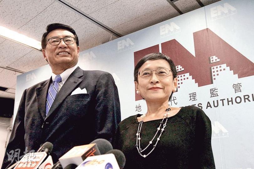地監局主席梁永祥(左)總結今年上半年接獲135宗投訴個案,預料下半年接獲的投訴個案,數字將會相若;旁為地監局行政總裁韓婉萍。(李紹昌攝) 地監局主席梁永祥(左)總結今年上半年接獲135宗投訴個案,預料下半年接獲的投訴個案,數字將會相若;旁為地監局行政總裁韓婉萍。(李紹昌攝)