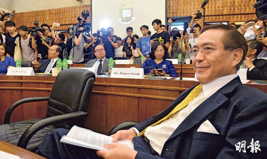 身兼行政會議成員的香港大學校委會成員李國章(右)昨成為狙擊對象,被闖入會議室的學生包圍,學生並高呼「李國章!可恥!」。但李神情從容,面露笑容,其後向記者稱這是「香港文化大革命」。(鄧宗弘攝)李國章(右)昨在校委會會議暫停後,由港大保安護送離開會議廳,情况一度混亂,有學生(李前方戴眼鏡者)被保安(白恤衫)者「箍頸」。 (李澤彤攝)港大校長馬斐森(左)昨在學生衝入會議室後稱,關注示威者安全,呼籲學生有序離場,也讓校務委員安全離開。(鄧宗弘攝)約20名警員昨到港大停車場,護送校務委員離開。記者現場所見 身兼行政會議成員的香港大學校委會成員李國章(右)昨成為狙擊對象,被闖入會議室的學生包圍,學生並高呼「李國章!可恥!」。但李神情從容,面露笑容,其後向記者稱這是「香港文化大革命」。(鄧宗弘攝)李國章(右)昨在校委會會議暫停後,由港大保安護送離開會議廳,情况一度混亂,有學生(李前方戴眼鏡者)被保安(白恤衫)者「箍頸」。 (李澤彤攝)港大校長馬斐森(左)昨在學生衝入會議室後稱,關注示威者安全,呼籲學生有序離場,也讓校務委員安全離開。(鄧宗弘攝)約20名警員昨到港大停車場,護送校務委員離開。記者現場所見