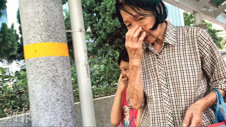 昨早蘇婆婆帶同孫女到樓下閒逛時,已不見抱同初生男孫,當記者詢問男嬰情况,婆婆只說「不知道」,並與孫女掩面急步離去。(賴俊傑攝) 昨早蘇婆婆帶同孫女到樓下閒逛時,已不見抱同初生男孫,當記者詢問男嬰情况,婆婆只說「不知道」,並與孫女掩面急步離去。(賴俊傑攝)