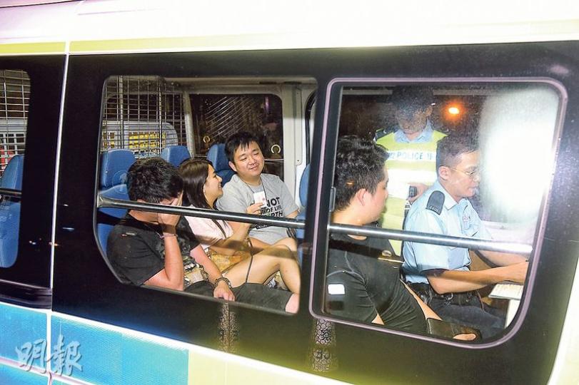 寶馬房車上4名男女(前左一及後排3人)同時否認是司機,結果一併被捕帶署扣查。(蔡方山攝)肇事寶馬房車車頭嚴重損毁,其原車主在未完成轉名手續便將車交給新車主,要負上有關保險及責任問題。(蔡方山攝) 寶馬房車上4名男女(前左一及後排3人)同時否認是司機,結果一併被捕帶署扣查。(蔡方山攝)肇事寶馬房車車頭嚴重損毁,其原車主在未完成轉名手續便將車交給新車主,要負上有關保險及責任問題。(蔡方山攝)