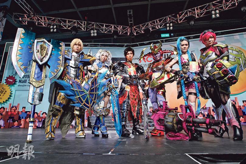 昨日動漫節舉行了「動漫Cosplay大賽」總決賽,參與者以兩人為一組,在台上演繹不同的動漫電玩角色,引來不少人圍觀。賽事終由分別扮演電玩「英雄聯盟」角色蓋倫和希瓦娜的鄭家龍(左三)和楊毓晴(左四)勇奪冠軍。(林俊源攝)今年「樂高建築師大賽」以「理想家居」為主題,成人組冠軍陸國恆表示用了大概100小時砌出作品。(林俊源攝) 昨日動漫節舉行了「動漫Cosplay大賽」總決賽,參與者以兩人為一組,在台上演繹不同的動漫電玩角色,引來不少人圍觀。賽事終由分別扮演電玩「英雄聯盟」角色蓋倫和希瓦娜的鄭家龍(左三)和楊毓晴(左四)勇奪冠軍。(林俊源攝)今年「樂高建築師大賽」以「理想家居」為主題,成人組冠軍陸國恆表示用了大概100小時砌出作品。(林俊源攝)