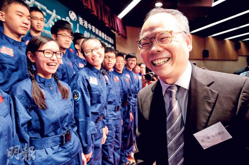 上任一周的民政事務局長劉江華(右)昨首次出席公開活動,為「少年太空人體驗營」出發儀式主禮,儀式前後都與在場家長和學生握手交談,滿面笑容。(郭慶輝攝) 上任一周的民政事務局長劉江華(右)昨首次出席公開活動,為「少年太空人體驗營」出發儀式主禮,儀式前後都與在場家長和學生握手交談,滿面笑容。(郭慶輝攝)
