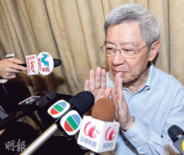 港大前副校長程介明昨日出席民建聯活動時,拒絕評論學生闖入會議室事件。(劉焌陶攝) 港大前副校長程介明昨日出席民建聯活動時,拒絕評論學生闖入會議室事件。(劉焌陶攝)