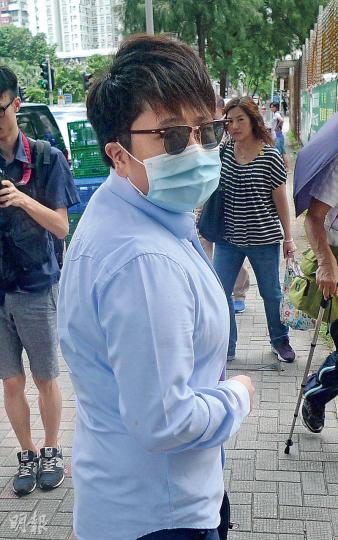 朱婷婷(圖)涉攻擊警務處網站受審,昨由兩名男親友陪同出庭。該兩名男親友中午離庭時一度與記者口角,並向在場警員投訴。(何偉畧攝) 朱婷婷(圖)涉攻擊警務處網站受審,昨由兩名男親友陪同出庭。該兩名男親友中午離庭時一度與記者口角,並向在場警員投訴。(何偉畧攝)