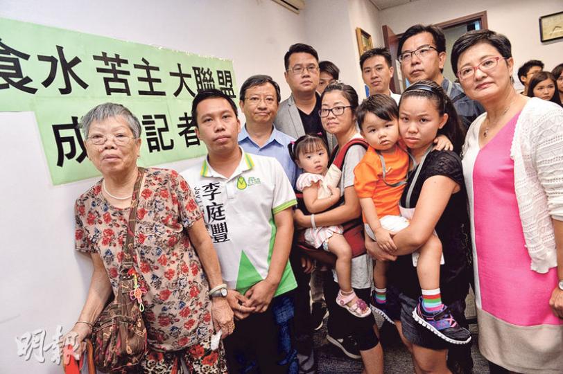 由泛民政黨組成的「食水苦主大聯盟」,昨聯同受鉛水影響的居民見記者,要求政府調查事件。大聯盟亦會協助有關居民以法律行動向政府和承辦商追究疏忽責任和要求賠償。(蘇智鑫攝) 由泛民政黨組成的「食水苦主大聯盟」,昨聯同受鉛水影響的居民見記者,要求政府調查事件。大聯盟亦會協助有關居民以法律行動向政府和承辦商追究疏忽責任和要求賠償。(蘇智鑫攝)