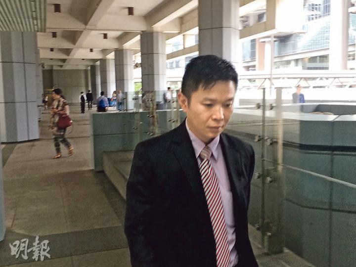 高級偵緝警員張翔善(圖)作供時,否認拒絕讓次被告黃志華見律師和聯絡家人,更沒有威迫利誘黃招供。(黃文雋攝) 高級偵緝警員張翔善(圖)作供時,否認拒絕讓次被告黃志華見律師和聯絡家人,更沒有威迫利誘黃招供。(黃文雋攝)
