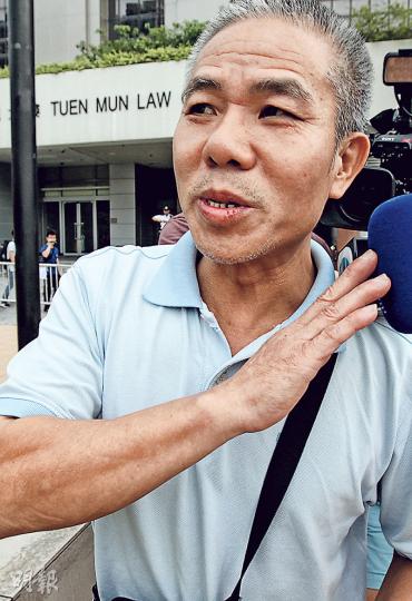 阮金正(圖)被判囚4個月,昨獲批准保釋外出等候上訴;他離庭時未有回應。阮被裁定在元朗反水貨客示威兩度腳踢警員,干犯襲警。(李紹昌攝) 阮金正(圖)被判囚4個月,昨獲批准保釋外出等候上訴;他離庭時未有回應。阮被裁定在元朗反水貨客示威兩度腳踢警員,干犯襲警。(李紹昌攝)
