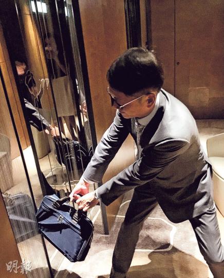 許晉亨出力扯着被夾的公事包(圖),李嘉欣唔幫手,還捕捉老公狼狽的一刻,這個老婆真調皮。(微博圖片)(攝影﹕娛樂組) 許晉亨出力扯着被夾的公事包(圖),李嘉欣唔幫手,還捕捉老公狼狽的一刻,這個老婆真調皮。(微博圖片)(攝影﹕娛樂組)