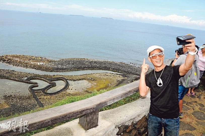 小齊帶隊遊覽七美的「雙心石滬」,這亦是其電影《落跑吧愛情》中的一個景點。(攝影﹕楊安莉、鍾偉茵)Tina(左)(攝影﹕楊安莉、鍾偉茵)小齊親自下海教大家浮潛欣賞珊瑚,又跟好兄弟九孔享受陽光與海灘。(攝影﹕楊安莉、鍾偉茵)(攝影﹕楊安莉、鍾偉茵)小齊獲贈試吃「九孔」很滋味。(攝影﹕楊安莉、鍾偉茵)天氣太熱,小齊禁不住吃仙人掌雪糕解暑。(攝影﹕楊安莉、鍾偉茵) 小齊帶隊遊覽七美的「雙心石滬」,這亦是其電影《落跑吧愛情》中的一個景點。(攝影﹕楊安莉、鍾偉茵)Tina(左)(攝影﹕楊安莉、鍾偉茵)小齊親自下海教大家浮潛欣賞珊瑚,又跟好兄弟九孔享受陽光與海灘。(攝影﹕楊安莉、鍾偉茵)(攝影﹕楊安莉、鍾偉茵)小齊獲贈試吃「九孔」很滋味。(攝影﹕楊安莉、鍾偉茵)天氣太熱,小齊禁不住吃仙人掌雪糕解暑。(攝影﹕楊安莉、鍾偉茵)