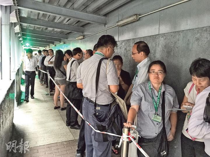 喜漾首批呎價雖較同系喜薈貴,但仍吸引不少準買家前往參觀,昨日更大收約800票,超額9倍,較喜薈首日收票成績更佳。(方可兒攝) 喜漾首批呎價雖較同系喜薈貴,但仍吸引不少準買家前往參觀,昨日更大收約800票,超額9倍,較喜薈首日收票成績更佳。(方可兒攝)