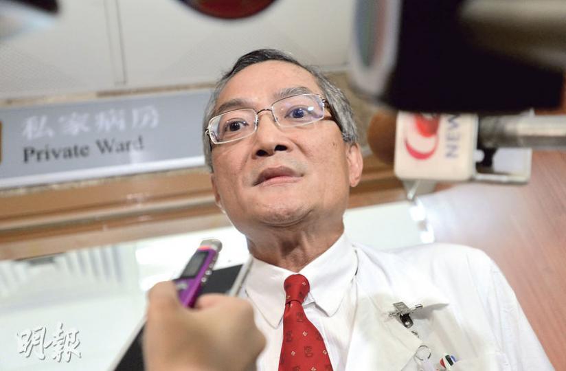 港大校委、外科學系主任盧寵茂昨在出院前交代跌倒受傷經過,他說不習慣當病人,故要穿回醫生袍見記者,又澄清從來沒說學生推他,不知是撞到人還是外物。(鄧宗弘攝) 港大校委、外科學系主任盧寵茂昨在出院前交代跌倒受傷經過,他說不習慣當病人,故要穿回醫生袍見記者,又澄清從來沒說學生推他,不知是撞到人還是外物。(鄧宗弘攝)
