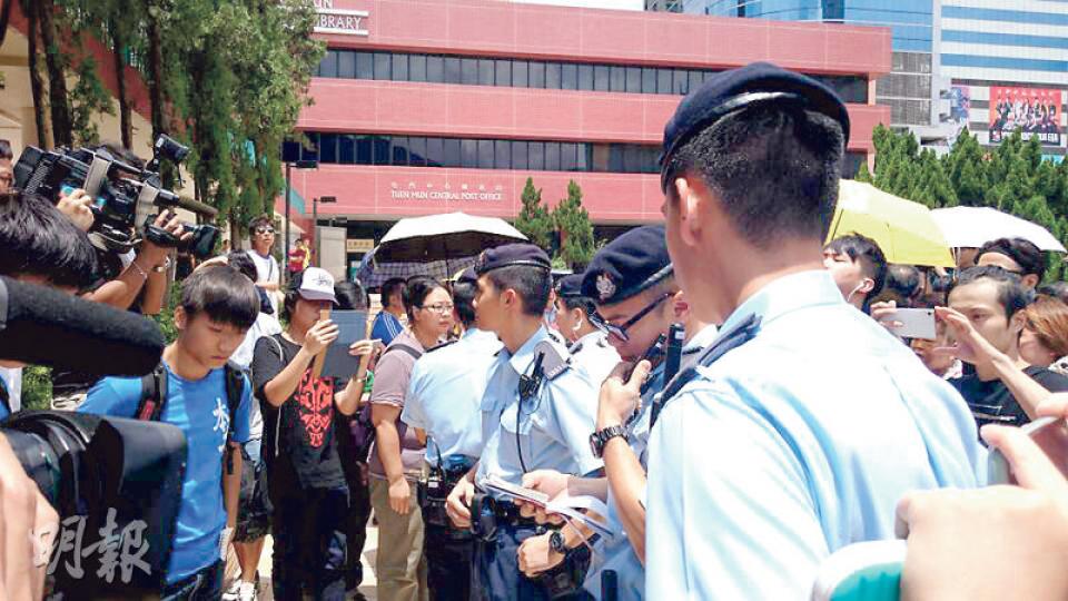 有多名聲援者在離開法院後被警員搜身,雙方激烈口角,警方其後在聲援者指罵下離去。(張梓鈴攝) 有多名聲援者在離開法院後被警員搜身,雙方激烈口角,警方其後在聲援者指罵下離去。(張梓鈴攝)