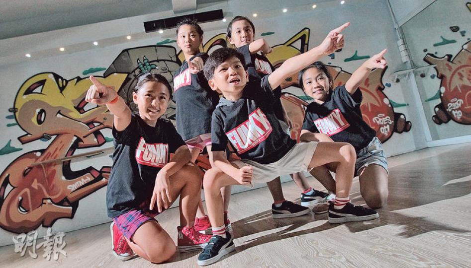 年僅7歲的皓嵐(中)加入小學生組成的街舞團Funky Heroes,練舞時渾身是勁,難怪年紀小小的他說﹕「跳舞最緊要型」,Funky Heroes下月初將於西九自由約表演。(李澤彤攝)7歲的皓嵐(左)加入小學生組成的街舞團,練起舞時渾身是勁,年紀小小的他說﹕「跳舞最緊要型呀嘛!」(李澤彤攝)熱愛街舞的皓嵐,與母親(左)及跳舞導師Lydia一起擺出街舞舞姿時,笑容滿面。(沈燕媚攝) 年僅7歲的皓嵐(中)加入小學生組成的街舞團Funky Heroes,練舞時渾身是勁,難怪年紀小小的他說﹕「跳舞最緊要型」,Funky Heroes下月初將於西九自由約表演。(李澤彤攝)7歲的皓嵐(左)加入小學生組成的街舞團,練起舞時渾身是勁,年紀小小的他說﹕「跳舞最緊要型呀嘛!」(李澤彤攝)熱愛街舞的皓嵐,與母親(左)及跳舞導師Lydia一起擺出街舞舞姿時,笑容滿面。(沈燕媚攝)