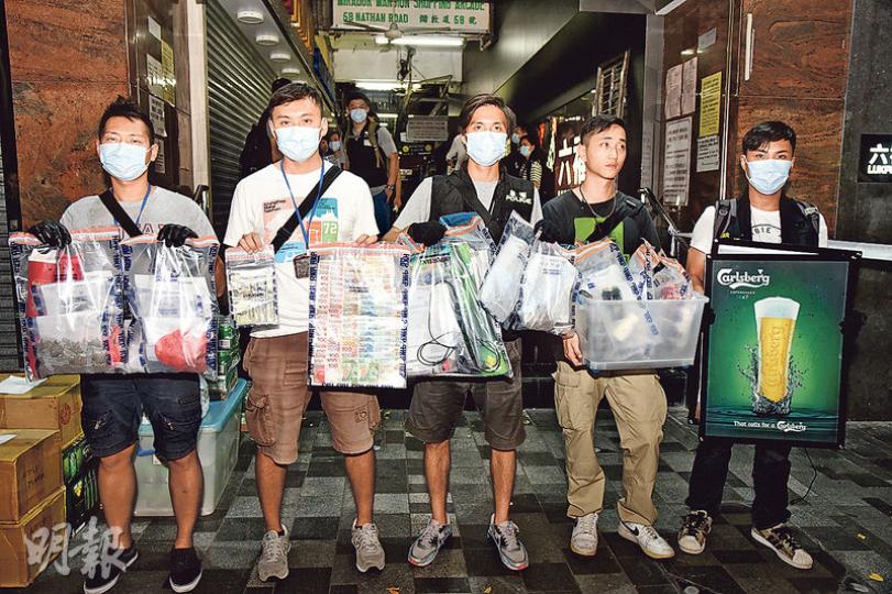 警方表示,被搗破無牌酒吧多做熟客生意,在尖沙嘴的行動中共搜出337克大麻,市值約4.4萬元,另有超過1萬元現金及約2300樽或罐酒。(蔡方山攝) 警方表示,被搗破無牌酒吧多做熟客生意,在尖沙嘴的行動中共搜出337克大麻,市值約4.4萬元,另有超過1萬元現金及約2300樽或罐酒。(蔡方山攝)