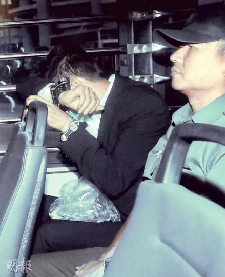 次被告黃志華(圖)昨由囚車押解到高院接受審訊,其大律師Martyn Richmond於庭上質疑,警方威迫利誘黃做案件重組,他並非自願參與。(李紹昌攝) 次被告黃志華(圖)昨由囚車押解到高院接受審訊,其大律師Martyn Richmond於庭上質疑,警方威迫利誘黃做案件重組,他並非自願參與。(李紹昌攝)