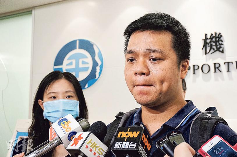 中度智障男子被警方錯誤拘捕,其兄歐先生(右)昨日與妻子(左)往平機會投訴,指警方涉殘疾歧視。(袁樂婷攝) 中度智障男子被警方錯誤拘捕,其兄歐先生(右)昨日與妻子(左)往平機會投訴,指警方涉殘疾歧視。(袁樂婷攝)