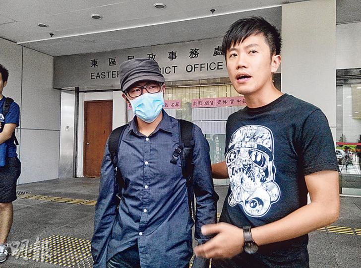 熱血公民成員鄭皓文(左)因襲警被判社會服務令200小時,另一成員鄭松泰(右)指報告建議判處中度時數服務令,法庭卻判以重度時數,表明研究感化報告後,考慮上訴。(何偉畧攝) 熱血公民成員鄭皓文(左)因襲警被判社會服務令200小時,另一成員鄭松泰(右)指報告建議判處中度時數服務令,法庭卻判以重度時數,表明研究感化報告後,考慮上訴。(何偉畧攝)