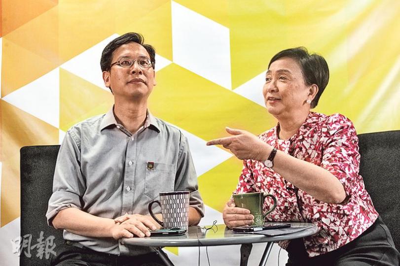 民主黨主席劉慧卿(右)噚日主持網台節目《議會內外》,邀請港大校友關注組召集人、立法會教育界議員葉建源(左)講解港大副校長任命問題。卿姐會前同記者透露周日前往馬尼拉為外傭請命。(李紹昌攝) 民主黨主席劉慧卿(右)噚日主持網台節目《議會內外》,邀請港大校友關注組召集人、立法會教育界議員葉建源(左)講解港大副校長任命問題。卿姐會前同記者透露周日前往馬尼拉為外傭請命。(李紹昌攝)