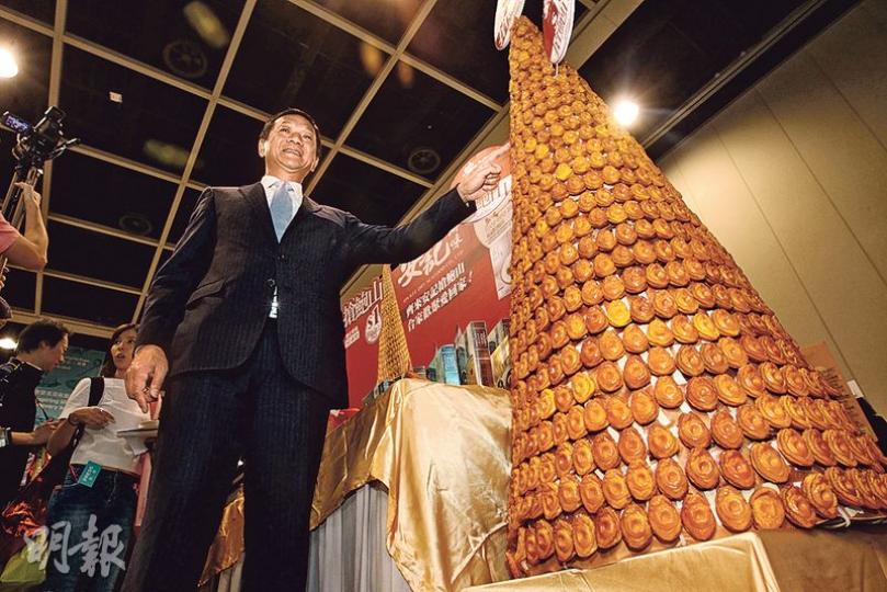 安記董事總經理潘權輝(圖)表示,今年美食博覽將推出1元「搶鮑山」優惠,首日首10名在場外排隊購票者分成兩組,每組派1人「搶鮑山」,每人可按摘下鮑魚數量,獲同等鮑魚。(李紹昌攝)參展商Three Dice Chicken在場製作分子料理,其中一款是「液態氮噴煙脆片」。該公司總經理徐匡龍表示,將檸檬茶味道的脆片,放在盛載液態氮的器皿浸約5秒,讓液態氮滲入脆片,即可食用。由於已滲入液氮,脆片會冒煙,故食客進食時口會噴煙。他提醒,食客需立即咀嚼,以免脆片太凍會黏着舌頭。「噴煙脆片」每片20元。(李紹昌攝 安記董事總經理潘權輝(圖)表示,今年美食博覽將推出1元「搶鮑山」優惠,首日首10名在場外排隊購票者分成兩組,每組派1人「搶鮑山」,每人可按摘下鮑魚數量,獲同等鮑魚。(李紹昌攝)參展商Three Dice Chicken在場製作分子料理,其中一款是「液態氮噴煙脆片」。該公司總經理徐匡龍表示,將檸檬茶味道的脆片,放在盛載液態氮的器皿浸約5秒,讓液態氮滲入脆片,即可食用。由於已滲入液氮,脆片會冒煙,故食客進食時口會噴煙。他提醒,食客需立即咀嚼,以免脆片太凍會黏着舌頭。「噴煙脆片」每片20元。(李紹昌攝