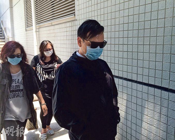 譚展輝(前)有逾20名親友到庭支持,親友更形容他放低包袱後「雙眼有光」。他早前承認偷拍男子如廁,昨被判一年感化令。(黃文雋攝) 譚展輝(前)有逾20名親友到庭支持,親友更形容他放低包袱後「雙眼有光」。他早前承認偷拍男子如廁,昨被判一年感化令。(黃文雋攝)