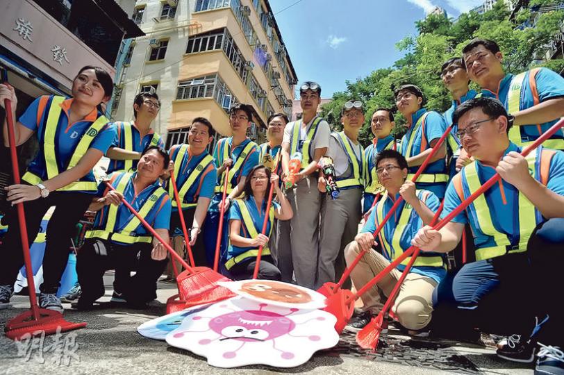 民建聯噚日搞咗個「潔淨香港兵團」啟動禮,立法會議員何俊賢(中間、左)同陳恒鑌(中間、右)做總司令,仲學埋迷你兵團嘅造型。(蘇智鑫攝) 民建聯噚日搞咗個「潔淨香港兵團」啟動禮,立法會議員何俊賢(中間、左)同陳恒鑌(中間、右)做總司令,仲學埋迷你兵團嘅造型。(蘇智鑫攝)