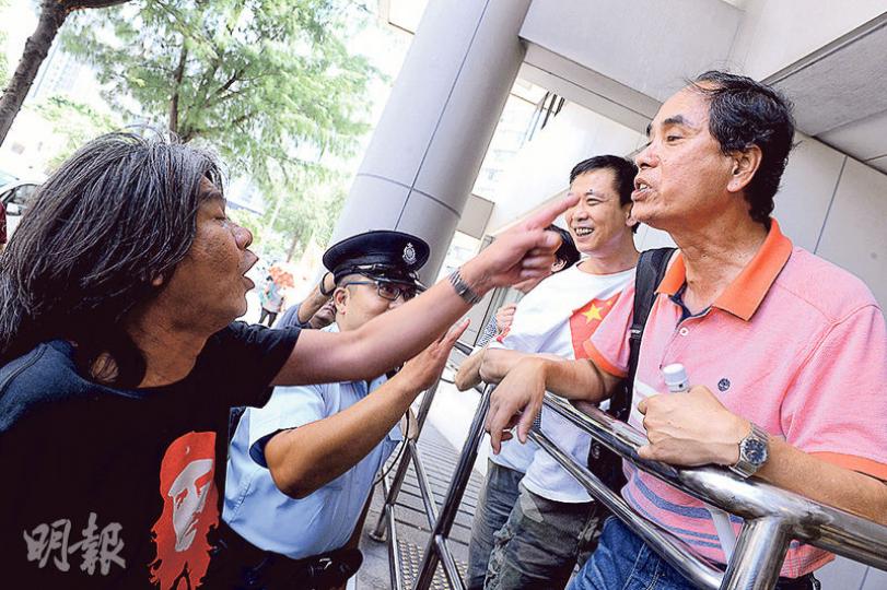 梁國雄(左)出庭前與到庭聽取裁決的倪志榮(右)狹路相逢,立即展開罵戰,要在場警察介入調停。(劉焌陶攝) 梁國雄(左)出庭前與到庭聽取裁決的倪志榮(右)狹路相逢,立即展開罵戰,要在場警察介入調停。(劉焌陶攝)