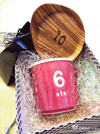 收到印有「6」字的杯及「10」字的杯墊,蔡國威超愛這份小禮物。(微博圖片) 收到印有「6」字的杯及「10」字的杯墊,蔡國威超愛這份小禮物。(微博圖片)