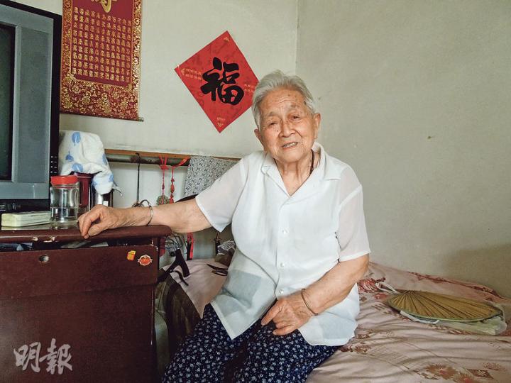 78年前的「盧溝橋事變」發生當天,家住盧溝橋南邊約4公里處的楊淑芳,聽到了槍炮聲大作,後來被迫舉家逃亡。圖為現年92歲的楊淑芳,在宛平城敬老院接受本報專訪。(龐皎明攝) 78年前的「盧溝橋事變」發生當天,家住盧溝橋南邊約4公里處的楊淑芳,聽到了槍炮聲大作,後來被迫舉家逃亡。圖為現年92歲的楊淑芳,在宛平城敬老院接受本報專訪。(龐皎明攝)