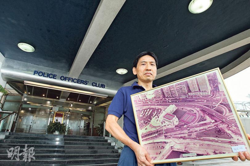 警官會所前一級工人鄭定賢(圖)見證會所於1986年啟用以來的發展與變遷。賢哥上月退休,對會所拆卸感可惜。他手持的高空相片攝於1986年。會所拆卸重建之際,內裏一些設施包括此圖片會臨時移師至旺角警察體育遊樂會,與其他會所的舊照片一同展示。(李紹昌攝)警務處於1970年代獲撥地,於銅鑼灣海旁興建三層高的警官會所,建築師利用地皮優勢,設計半圓形建築物,二樓宴會廳坐擁180度無敵海景,成為該建築物的主要特色。(李紹昌攝)警官會所木球場的梯級上貼了一塊刻有「THE TYZZER LEAP」的金屬牌,事緣當 警官會所前一級工人鄭定賢(圖)見證會所於1986年啟用以來的發展與變遷。賢哥上月退休,對會所拆卸感可惜。他手持的高空相片攝於1986年。會所拆卸重建之際,內裏一些設施包括此圖片會臨時移師至旺角警察體育遊樂會,與其他會所的舊照片一同展示。(李紹昌攝)警務處於1970年代獲撥地,於銅鑼灣海旁興建三層高的警官會所,建築師利用地皮優勢,設計半圓形建築物,二樓宴會廳坐擁180度無敵海景,成為該建築物的主要特色。(李紹昌攝)警官會所木球場的梯級上貼了一塊刻有「THE TYZZER LEAP」的金屬牌,事緣當