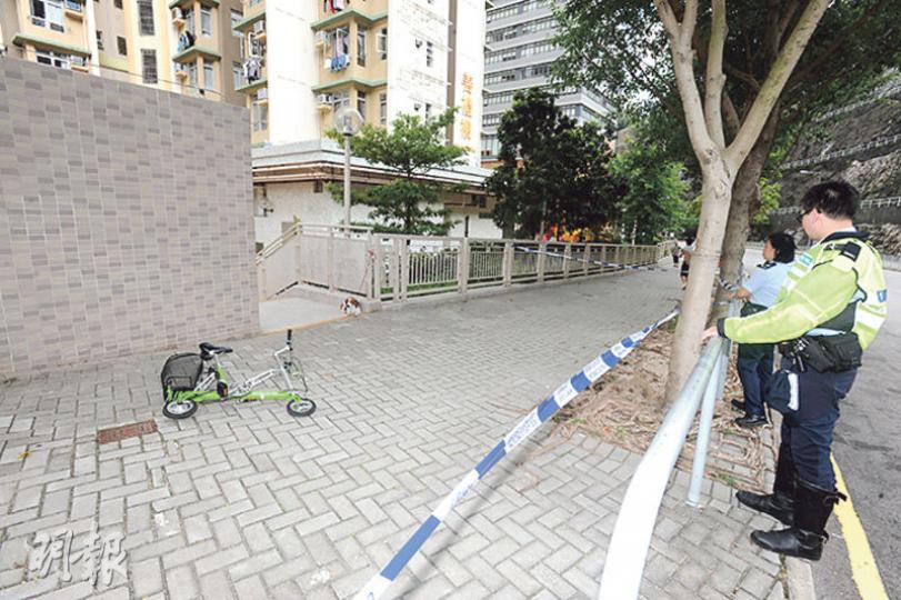 警員將襲警案現場行人路封鎖調查,被捕男子的單車則遺在地上。(衛永康攝)疑不滿在行人路踩單車被檢控,涉嫌襲警被捕的男子,被黑布蒙頭鎖上手銬押上警車,帶署扣查。(衛永康攝) 警員將襲警案現場行人路封鎖調查,被捕男子的單車則遺在地上。(衛永康攝)疑不滿在行人路踩單車被檢控,涉嫌襲警被捕的男子,被黑布蒙頭鎖上手銬押上警車,帶署扣查。(衛永康攝)