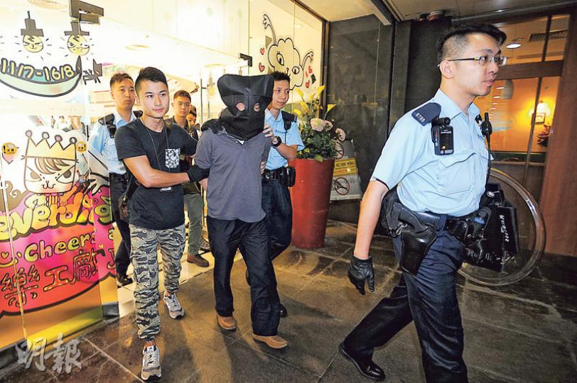 疑因欠債鋌而走險打劫銀行的被捕疑犯,由警員黑布蒙頭押返警署扣查。(衛永康攝)警方展示疑犯犯案時所攜的背囊、兩把刀及打火機等證物。(衛永康攝) 疑因欠債鋌而走險打劫銀行的被捕疑犯,由警員黑布蒙頭押返警署扣查。(衛永康攝)警方展示疑犯犯案時所攜的背囊、兩把刀及打火機等證物。(衛永康攝)