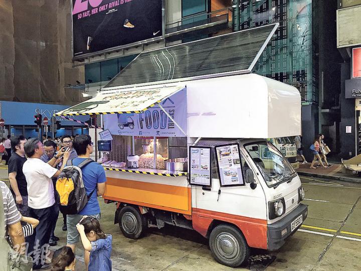 香港美食車協會和環保科技聯盟推出太陽能美食車,以太陽能所生產的電力供應給爆谷機和棉花糖機使用,推廣美食車及環保概念。(林智傑攝) 香港美食車協會和環保科技聯盟推出太陽能美食車,以太陽能所生產的電力供應給爆谷機和棉花糖機使用,推廣美食車及環保概念。(林智傑攝)