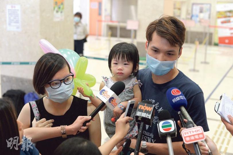 榮昌邨居民鄧生(右)與懷孕太太及兩歲女兒昨日被安排往驗血,他擔心女兒受鉛水影響,會等待政府安排,暫不會自行安裝濾水器。(鍾林枝攝) 榮昌邨居民鄧生(右)與懷孕太太及兩歲女兒昨日被安排往驗血,他擔心女兒受鉛水影響,會等待政府安排,暫不會自行安裝濾水器。(鍾林枝攝)