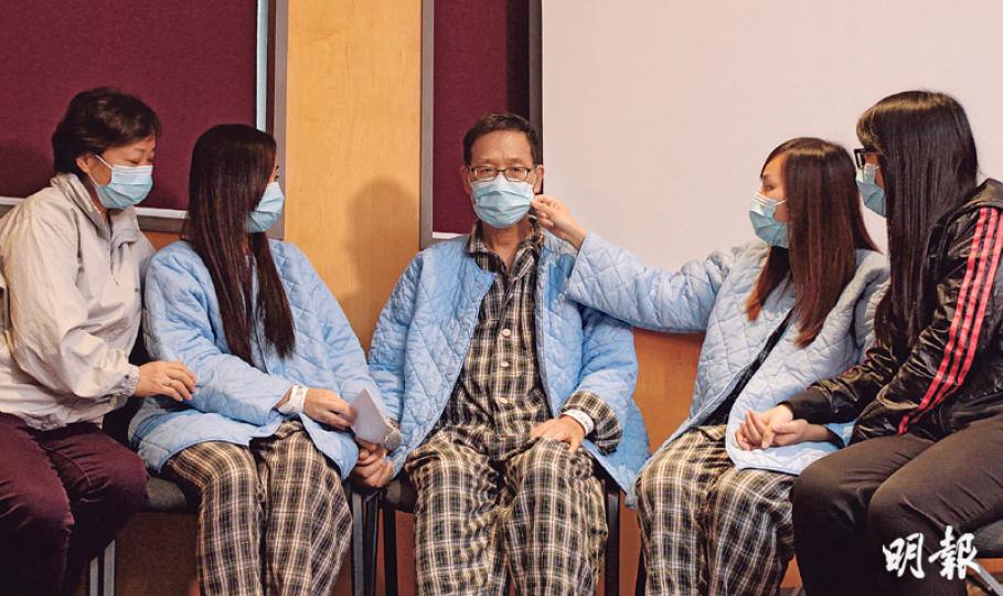 在澳門定居的港人鄭先生(中)上月中患急性肝衰竭後危在旦夕,3名女兒自告奮勇捐肝救父,不過長女(右一)身體不宜捐肝,次女琳琳(右二)及三女琪琪(左二)肝臟體積太小,最後親友提議兩女一同捐肝,才促成今次同步「換雙肝」創舉,一家人形容今次是「奇蹟」。(李澤彤攝)瑪麗醫院完成本港首宗換雙肝個案,更首創全球同步雙肝移植,整項移植分3個手術室同時進行,歷時12小時,醫護團隊達47人,團隊形容是「傾巢而出」,圖為肝移植團隊與病人鄭先生一家合照。(李澤彤攝) 在澳門定居的港人鄭先生(中)上月中患急性肝衰竭後危在旦夕,3名女兒自告奮勇捐肝救父,不過長女(右一)身體不宜捐肝,次女琳琳(右二)及三女琪琪(左二)肝臟體積太小,最後親友提議兩女一同捐肝,才促成今次同步「換雙肝」創舉,一家人形容今次是「奇蹟」。(李澤彤攝)瑪麗醫院完成本港首宗換雙肝個案,更首創全球同步雙肝移植,整項移植分3個手術室同時進行,歷時12小時,醫護團隊達47人,團隊形容是「傾巢而出」,圖為肝移植團隊與病人鄭先生一家合照。(李澤彤攝)