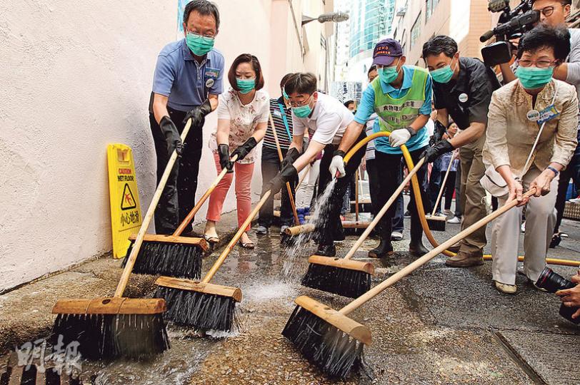 食衛局長高永文(左四)昨到灣仔鵝頸街市外,與一眾區議員及食環署職員洗街,把污水推到坑渠內。眾人擦地約10分鐘。(林俊源攝)官員上午到場大清洗後,約下午6時半,灣仔鵝頸街市陳東里未見有垃圾,但有人把白色發泡膠箱等暫放街頭(圖左),有人說這些物品會有人前來領走,拿去分類回收。(林俊源攝) 食衛局長高永文(左四)昨到灣仔鵝頸街市外,與一眾區議員及食環署職員洗街,把污水推到坑渠內。眾人擦地約10分鐘。(林俊源攝)官員上午到場大清洗後,約下午6時半,灣仔鵝頸街市陳東里未見有垃圾,但有人把白色發泡膠箱等暫放街頭(圖左),有人說這些物品會有人前來領走,拿去分類回收。(林俊源攝)