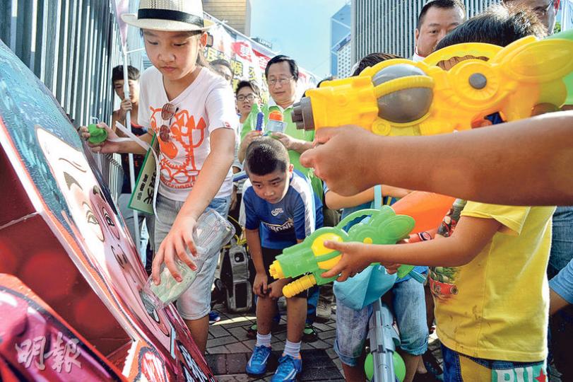 由受鉛水影響屋邨居民組成的「食水苦主大聯盟」,昨遊行至特首辦門外,小童(圖)用裝有家中食水的水槍向特首紙牌射水及倒水,並將鉛超標食水掛在大閘上,表達不滿。(蘇智鑫攝) 由受鉛水影響屋邨居民組成的「食水苦主大聯盟」,昨遊行至特首辦門外,小童(圖)用裝有家中食水的水槍向特首紙牌射水及倒水,並將鉛超標食水掛在大閘上,表達不滿。(蘇智鑫攝)