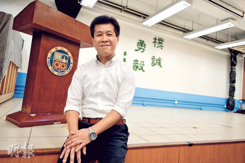 鮮魚行學校候任校長施志勁在該校任教20年,校園內一字一句都滿載他對鮮魚行的感情。他回想1995年,時任校長岑永康想將校訓「樸誠勇毅」貼在禮堂,字體要夠大,讓後排的學生都看得到,「要將一個字分開4份,再用鎅刀裁發泡膠,鎅爛了要從頭再來」。(蘇智鑫攝) 鮮魚行學校候任校長施志勁在該校任教20年,校園內一字一句都滿載他對鮮魚行的感情。他回想1995年,時任校長岑永康想將校訓「樸誠勇毅」貼在禮堂,字體要夠大,讓後排的學生都看得到,「要將一個字分開4份,再用鎅刀裁發泡膠,鎅爛了要從頭再來」。(蘇智鑫攝)