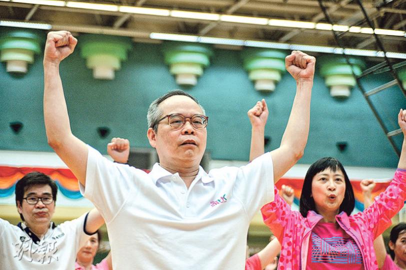 民政事務局長劉江華(前)噚日同一眾嘉賓齊做健體操,有時要扭腰伸腳,有啲似「大媽舞」,又要做展示肌肉嘅動作,唔知局長有無興趣練吓「老鼠仔」呢?(蘇智鑫攝) 民政事務局長劉江華(前)噚日同一眾嘉賓齊做健體操,有時要扭腰伸腳,有啲似「大媽舞」,又要做展示肌肉嘅動作,唔知局長有無興趣練吓「老鼠仔」呢?(蘇智鑫攝)