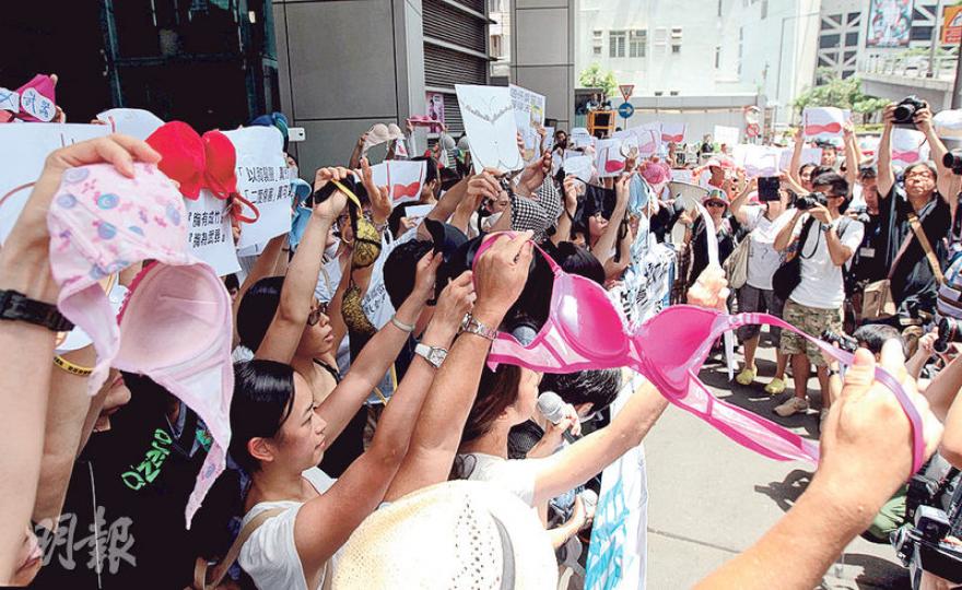 多個婦女團體等共逾百人昨日在灣仔警察總部外舉起胸圍及標語,高叫「胸部不是武器」口號,抗議早前有女示威者被指「胸部襲警」罪成。(李澤彤攝)職工盟郭紹傑昨參與請願,並戴上黑色胸圍,發言時說今次事件中女性受辱,但男性日後也可能受影響,「分分鐘警方就會話我哋(男性)用陽具攻擊警察」。(李澤彤攝) 多個婦女團體等共逾百人昨日在灣仔警察總部外舉起胸圍及標語,高叫「胸部不是武器」口號,抗議早前有女示威者被指「胸部襲警」罪成。(李澤彤攝)職工盟郭紹傑昨參與請願,並戴上黑色胸圍,發言時說今次事件中女性受辱,但男性日後也可能受影響,「分分鐘警方就會話我哋(男性)用陽具攻擊警察」。(李澤彤攝)