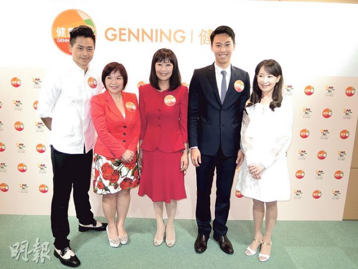 森美(左一)、麥玲玲(左二)及陳美齡(右一)昨日出席陳曦齡(中)與兒子Ryan(右二)的健康食品活動。(攝影/記者﹕孫慧莊) 森美(左一)、麥玲玲(左二)及陳美齡(右一)昨日出席陳曦齡(中)與兒子Ryan(右二)的健康食品活動。(攝影/記者﹕孫慧莊)