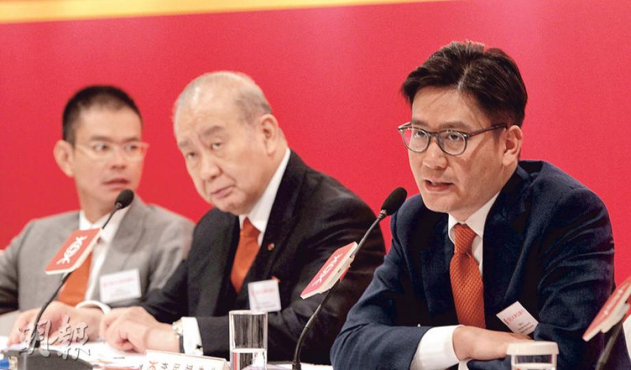內地息差收窄及壞帳趨增,拖累了東亞銀行業績。其中,內地分部東亞中國減值貸款比率更飈至2.65%。東亞預料,壞帳比率將繼續升高。圖左起為李民橋、李國寶、李民斌。(李澤彤攝) 內地息差收窄及壞帳趨增,拖累了東亞銀行業績。其中,內地分部東亞中國減值貸款比率更飈至2.65%。東亞預料,壞帳比率將繼續升高。圖左起為李民橋、李國寶、李民斌。(李澤彤攝)
