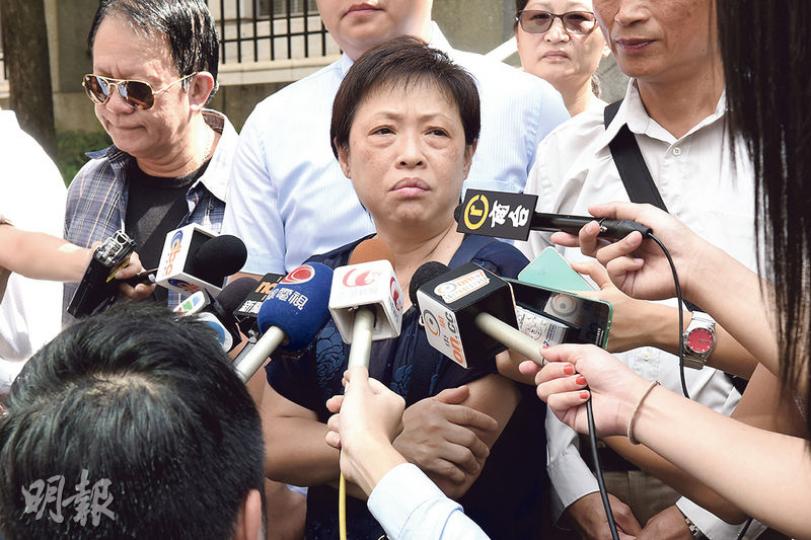 小業主何太(中)得知判決後表示好開心,稱「辛苦咗咁耐」,一直都很緊張,希望業主齊心,關注屋苑事務。她又稱成立法團後,如再有維修等事項,若法團齊心,可防止圍標等問題出現。(陳淑安攝)青衣美景花園小業主入稟土地審裁處,獲裁判官頒令,可繞過發展商,以僅10%業權召開會議籌組法團,為成立法團跨出一大步。到庭旁聽的小業主及協助業主的區議員尹兆堅(前右二)喜上眉梢,有業主用雙手做出V字手勢。(鄧力行攝) 小業主何太(中)得知判決後表示好開心,稱「辛苦咗咁耐」,一直都很緊張,希望業主齊心,關注屋苑事務。她又稱成立法團後,如再有維修等事項,若法團齊心,可防止圍標等問題出現。(陳淑安攝)青衣美景花園小業主入稟土地審裁處,獲裁判官頒令,可繞過發展商,以僅10%業權召開會議籌組法團,為成立法團跨出一大步。到庭旁聽的小業主及協助業主的區議員尹兆堅(前右二)喜上眉梢,有業主用雙手做出V字手勢。(鄧力行攝)