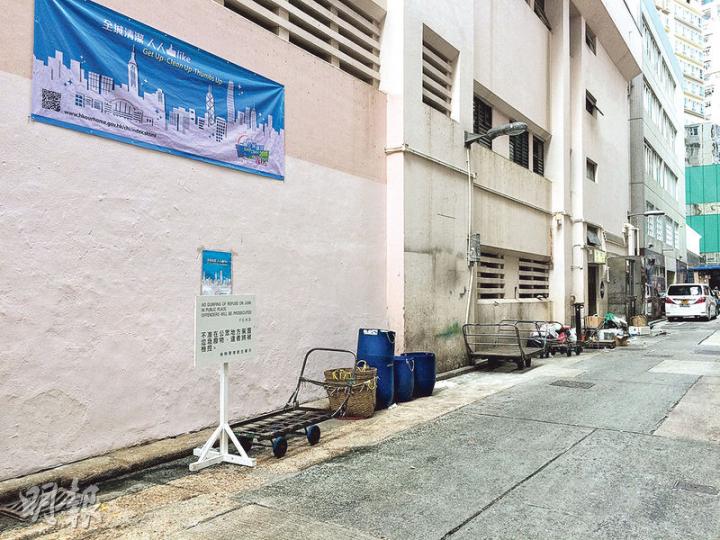喺灣仔陳東里做回收嘅陳女士話,前日食衛局長高永文掃街後,啲人唔夠膽再嚟亂拋垃圾,收斂咗,令到成條街都乾淨咗。(王慧瓊攝) 喺灣仔陳東里做回收嘅陳女士話,前日食衛局長高永文掃街後,啲人唔夠膽再嚟亂拋垃圾,收斂咗,令到成條街都乾淨咗。(王慧瓊攝)