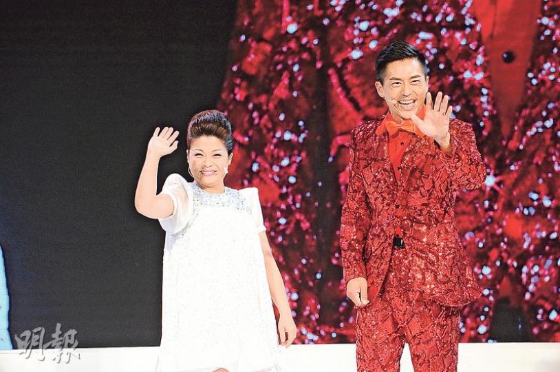 小儀(左)與森美(右)扮汪明荃及鄭少秋上演「SUNDAY靚gag王」。(攝影:鍾偉茵)軟硬幫一位11歲小妹妹達成願望,就是讓小妹妹的媽媽跟林海峰合照。(攝影:鍾偉茵) 小儀(左)與森美(右)扮汪明荃及鄭少秋上演「SUNDAY靚gag王」。(攝影:鍾偉茵)軟硬幫一位11歲小妹妹達成願望,就是讓小妹妹的媽媽跟林海峰合照。(攝影:鍾偉茵)